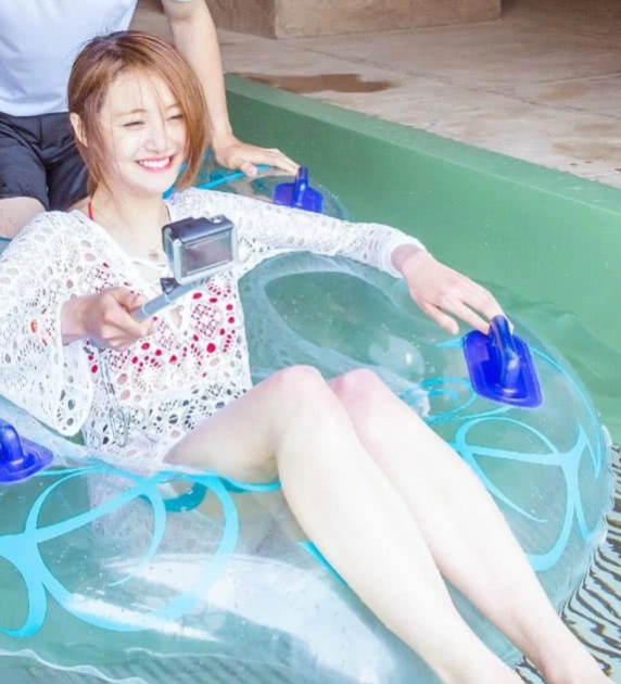 郑爽放开自我穿渔网泳衣浮出水面那一刻全网都忍不住沸腾