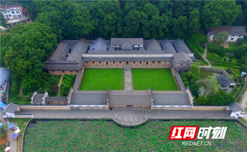 站在曾国藩故居的院子里吸优良家风之精华