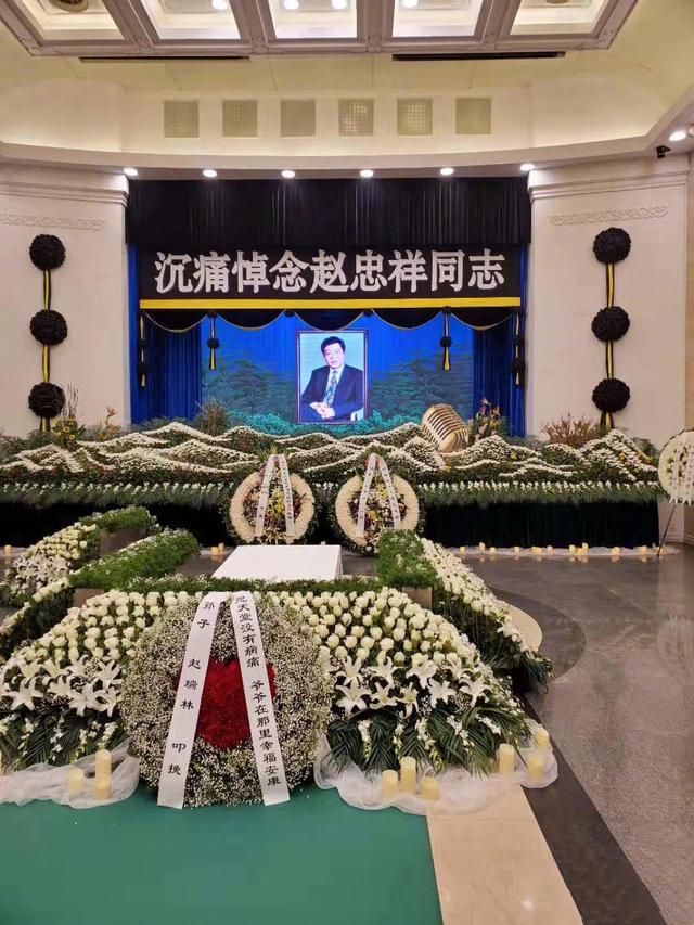赵忠祥表情安详身盖党旗众人瞻仰遗容泣不成声倪萍神色悲切