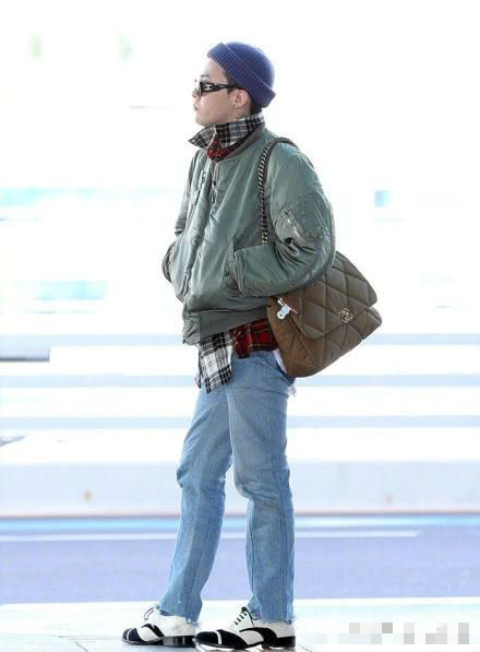 权志龙巴黎看秀再穿蓝色西装发型很中二入伍前后差别大