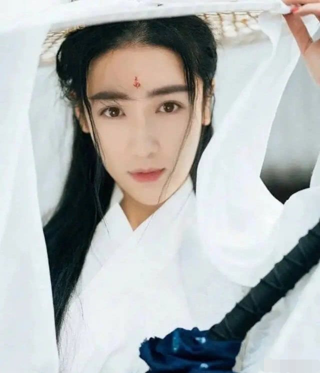 本以为王一博女装够美了,看到赖冠霖后,网友:还让不让女生"活"了!