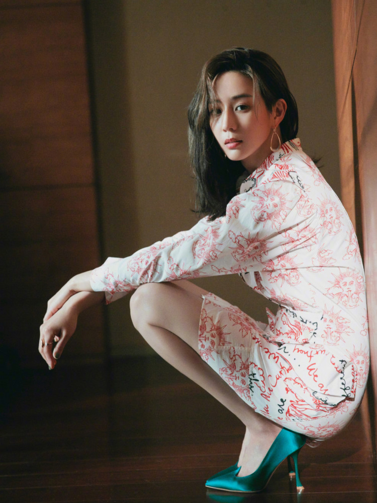张钧甯出席新电影路演,穿印花衬衫裙,优雅到骨子里!