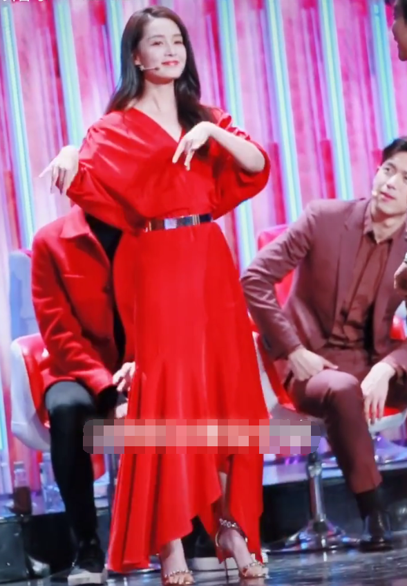 李沁台前唱戏,魏大勋看一眼后低下头,李现的反应才更绅士