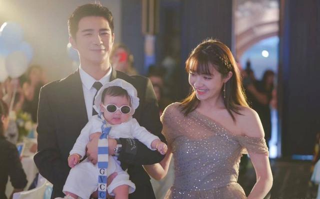 姜潮麦迪娜庆结婚纪念日,姜潮手持结婚证亲吻老婆,麦迪娜披婚纱好美