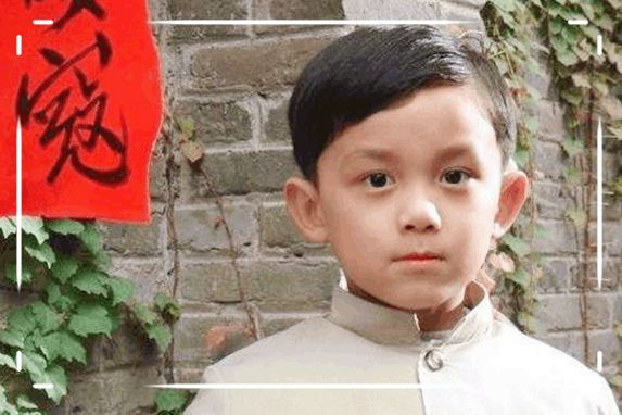 董可飞在剧中扮演的是桑家达,而吴磊出演的则是小时候的颜羽扬了,因为