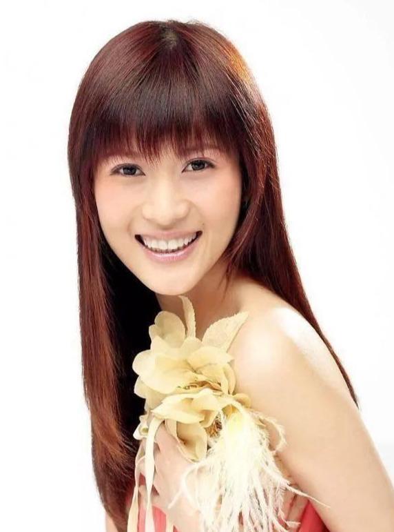 从自卑不敢笑到首席美女主持周旋富商之间的沈星现人气惨淡