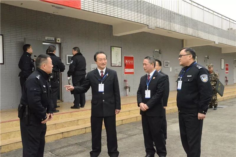 金堂县检察院潘登检察长到县看守所开展节前安全检查