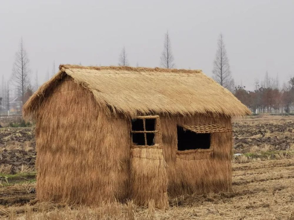 拍照,具有怀旧复古的效果;还可以坐在秋千上荡一荡,在草垛旁来场躲猫