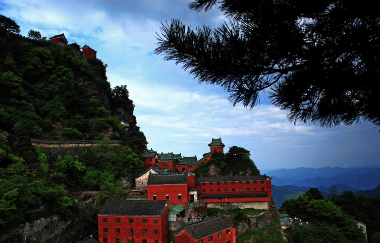 武当山长明灯600年不灭,专家找不出原因,游客道破缘由