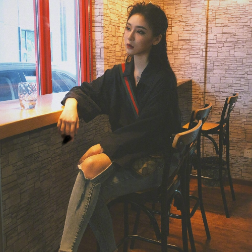 杨馥宇卧室素颜出镜, 身后衣服数量成亮点,网友:绳子干嘛的