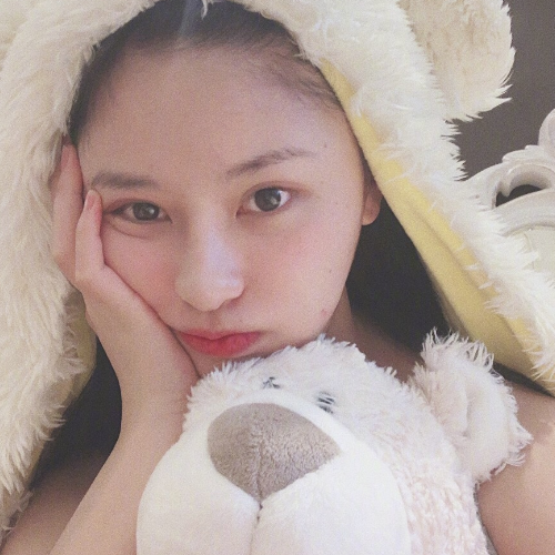 杨馥宇卧室素颜出镜, 身后衣服数量成亮点,网友:绳子干嘛的