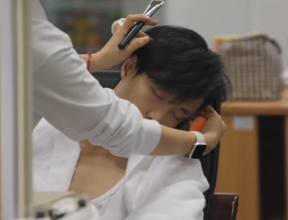 张艺兴化妆时睡着,看到他的睡姿,才知明星化妆师技术有多好