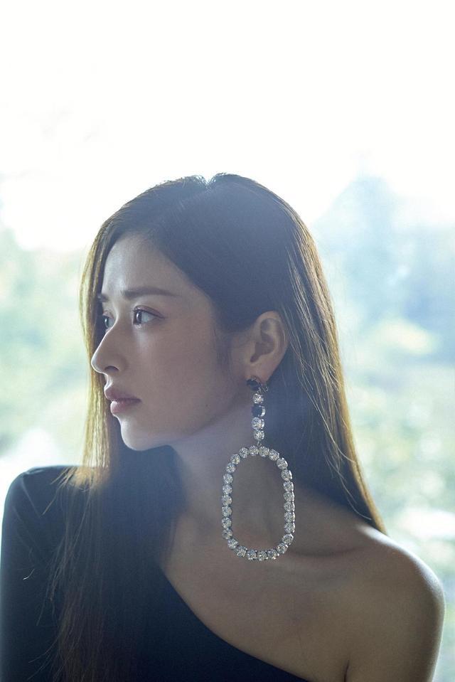 颖儿的身材简直无敌,穿斜肩上衣配鱼尾半身裙,侧面看后背线条太美了