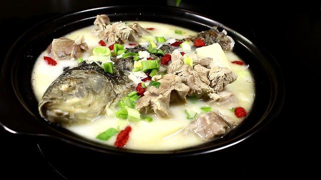 大寒了,这样做的鲫鱼羊肉汤,味道"鲜"美,适合家人冬令进补