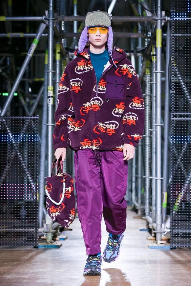 中国李宁巴黎男装秀请来成龙穿潮服走秀?功夫系列再次点燃国潮意境!