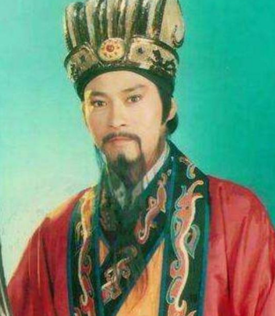 平和又不乏睿智,后期的唐国强在饰演诸葛亮之前曾经登门拜访过李法正