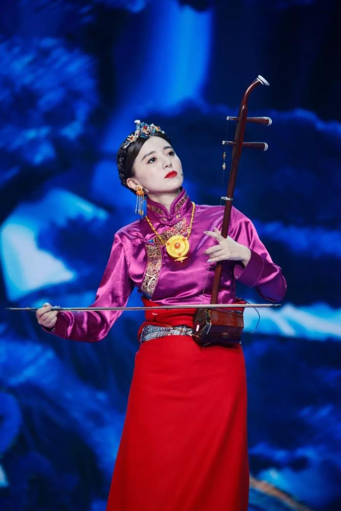 "小仙女"阿兰秀二胡唱藏歌,广东卫视春晚民族风真够浓!