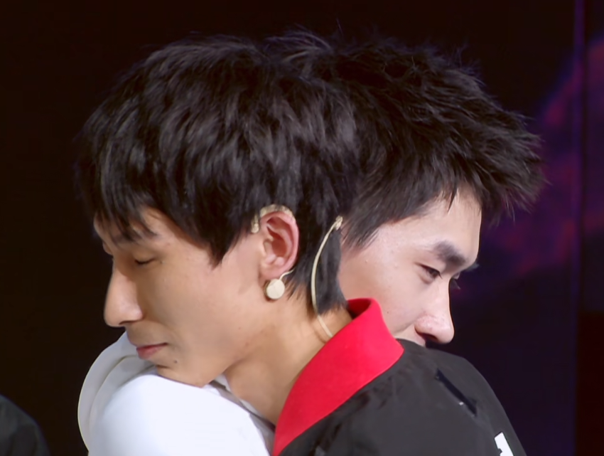 ag流泪组合再现舞台流苏向梦泪鞠躬致歉的一幕引全场泪目