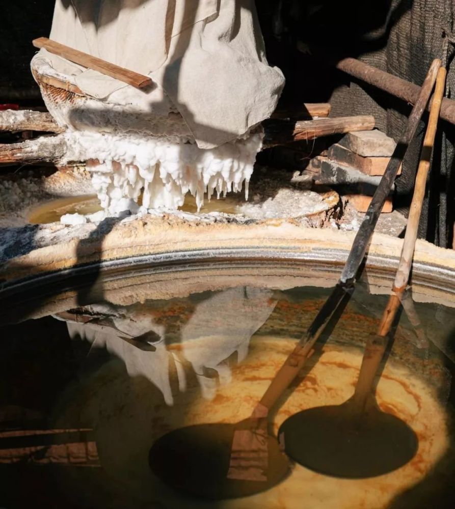 锅里的水,都从诺邓盐井中取来,大火熬煮过后,水气蒸发,盐体析出.