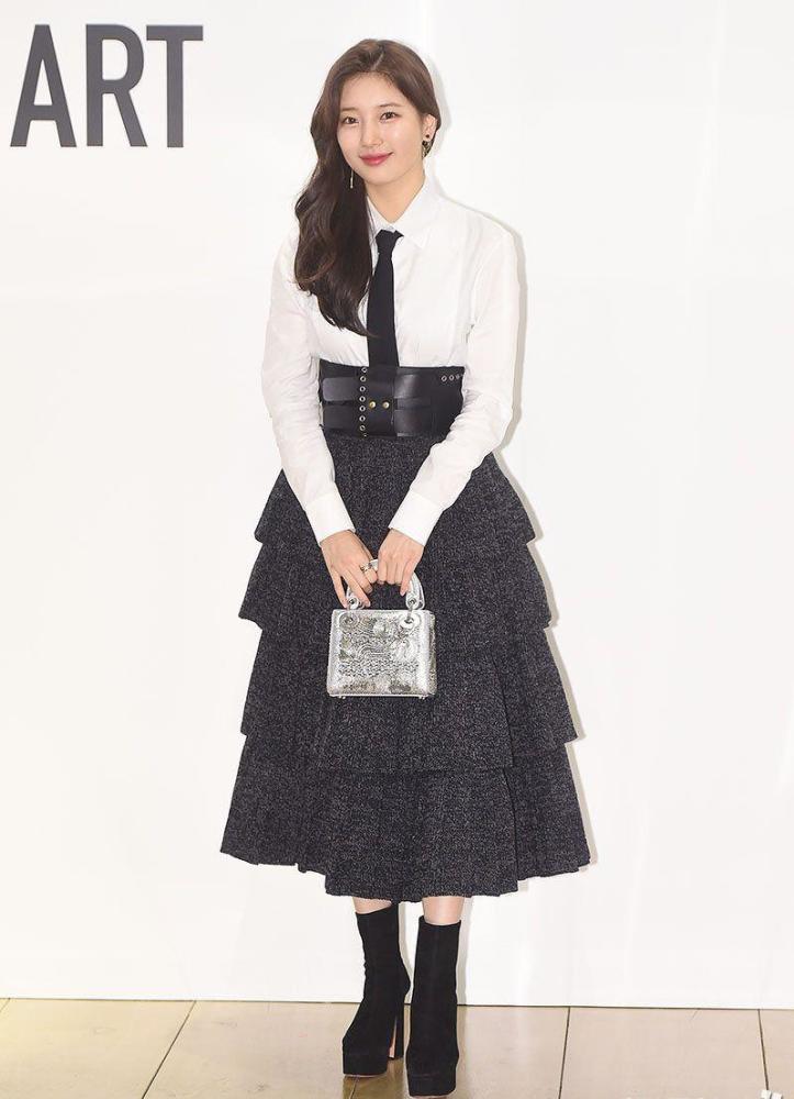 瘦回来了裴秀智真美,黑色连衣裙出席活动,少了稚嫩感多了御姐范