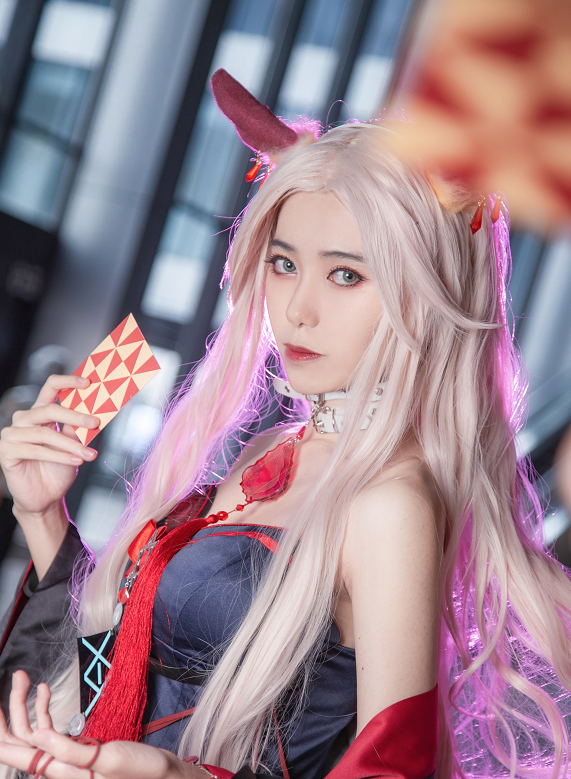 女网红cos明日方舟,两腿只穿一只袜子,玫瑰缠腿那一刻看愣了