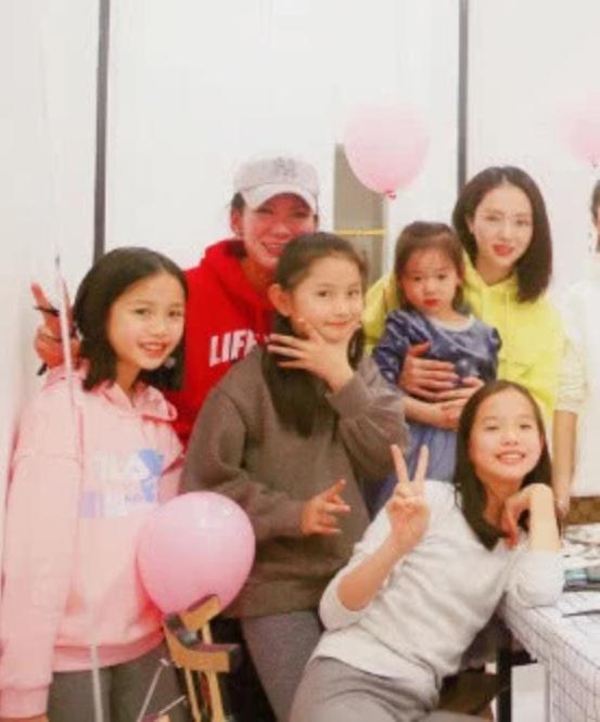 黄奕为女儿庆祝6岁生日 网红云集 董璇母女和钟丽缇二女儿亮相 腾讯新闻