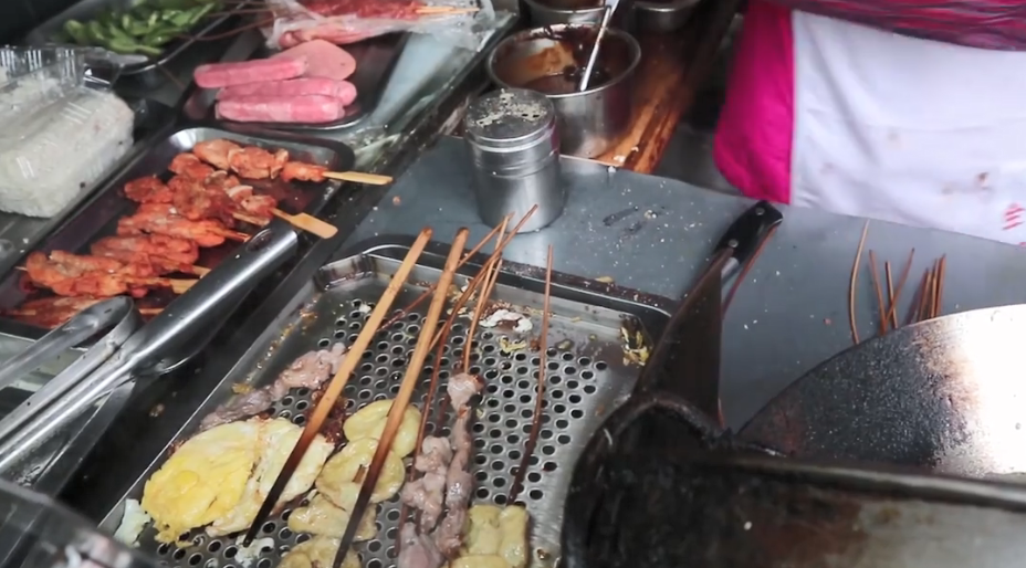 山东的早餐原来是吃炸串，小饼可以夹一切炸物，一大早就围满人！_腾讯新闻