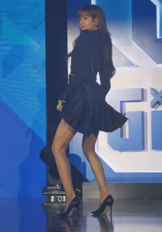 lisa穿高跟鞋跳舞,看清生图下真实腿长:修图时都不敢这么p