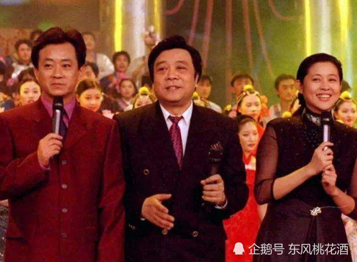 赵忠祥追悼会,半个娱乐圈都来了,于月仙穿搭红色披肩,场合不对