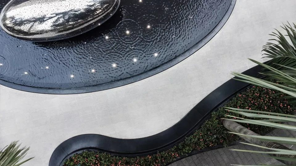 形成的流线型空间文耀影像▼溢水水池与《星生·新生》雕塑铭牌结合