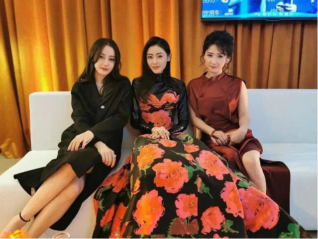 同一女星合照,刘亦菲瞬间瘦了一圈,张天爱与热巴同框,小脸太精致_腾讯