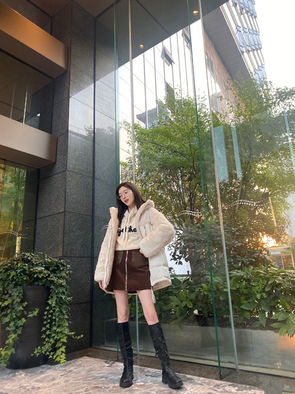 江疏影秀过年私服 穿皮衣搭a字裙 再穿上长靴时尚得很 腾讯新闻