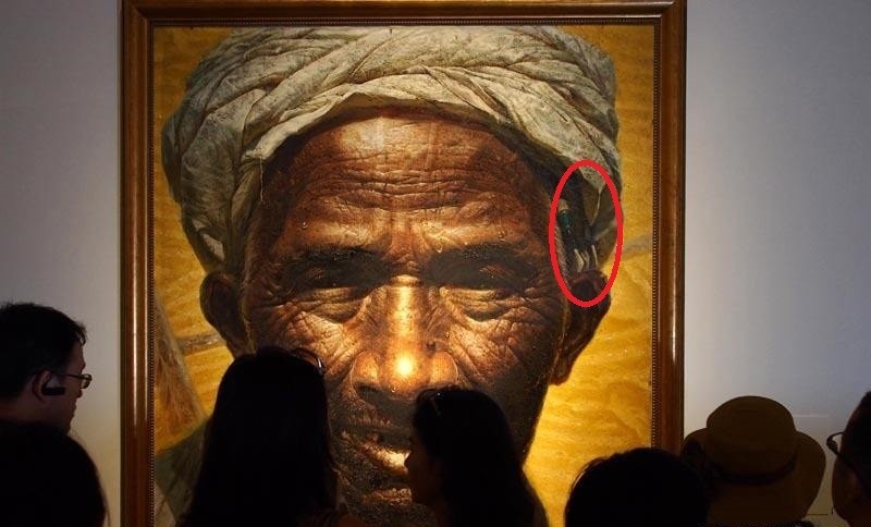 油画《父亲》差点没过审查?罗中立在画中加了一设计,画作重生