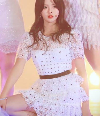 杨超越又跳舞?动作表情太"浮夸",曲腿蹲下那刻,观众的眼都直了