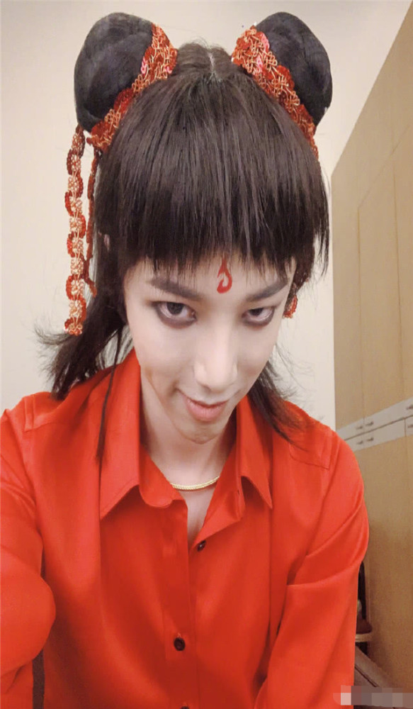 华晨宇哪吒转世脖子上的乾坤圈抢镜是真金的吗