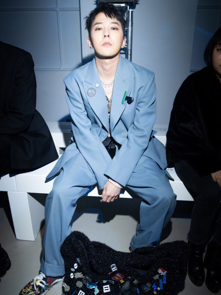 任嘉伦和权志龙同穿蓝色西装 腾讯新闻