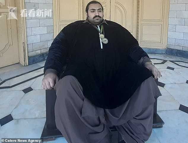 哈亚特是一名举重选手,被认为是巴基斯坦最强壮的男子.
