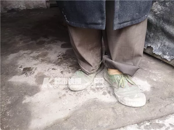 这时,一样东西引起徐洋的注意——沈大爷脚上穿着很薄的对袜和很旧的