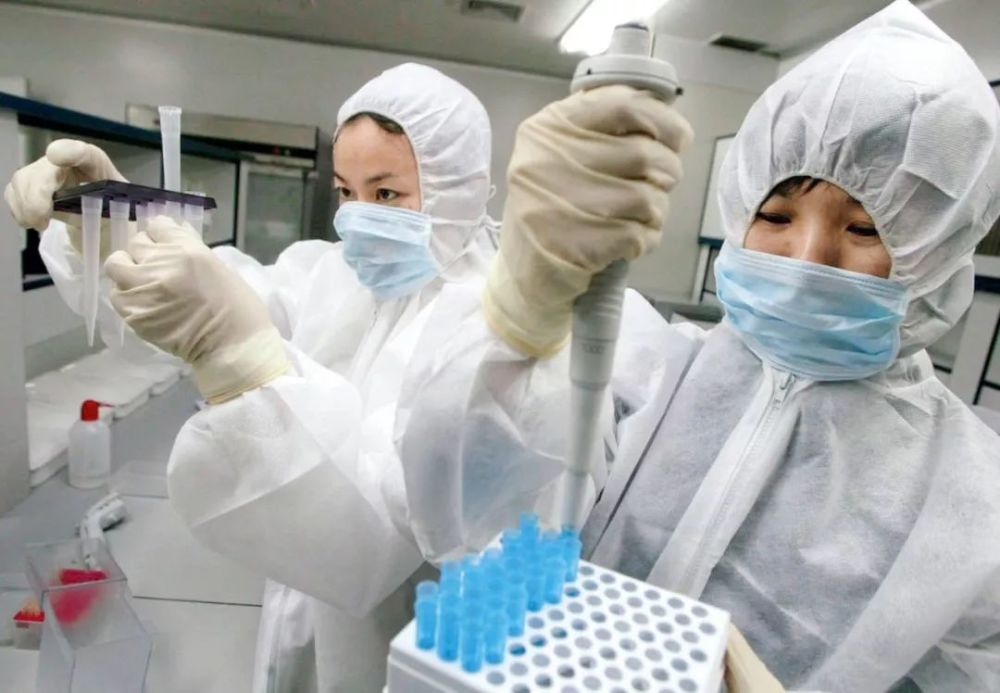 北京市科兴公司的生物实验室内,科研人员正在加紧生产"非典"灭活疫苗