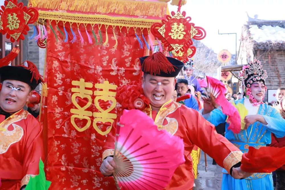 踩著鼓點,搖著扇子,甩著綵帶,以走街的方式進行花會表演,大秧歌,南