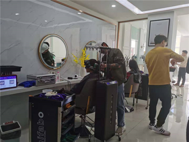 年前昆明各大理发店生意火爆 美发需要提前预约