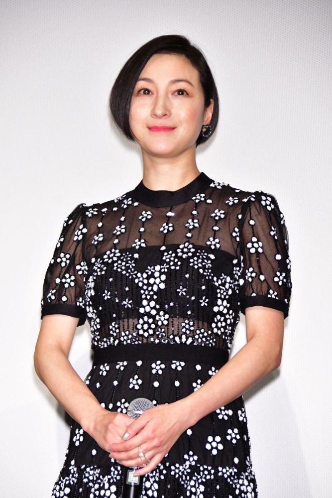 40岁广末凉子出席活动造型美,没有包袱表情多,中年发福但可爱_腾讯