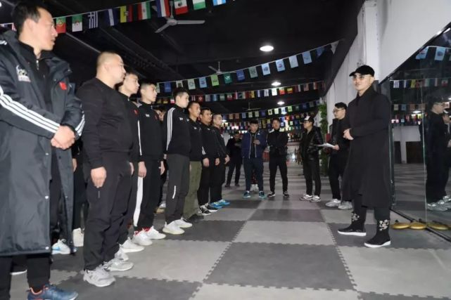 而后,由武林风郑州基地明星总教练和志伟及团队,通过实践练习与专项