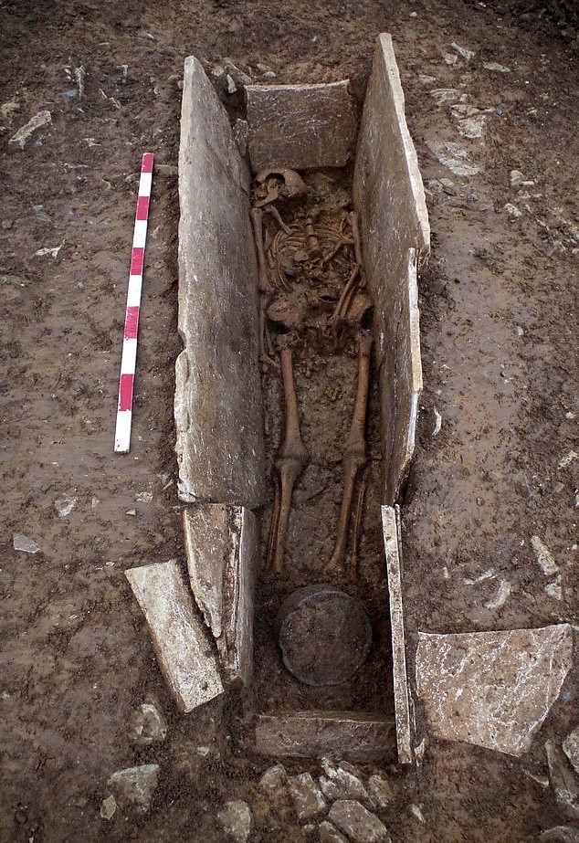 英国某地建新学校,工人发现罗马帝国时期坟墓,挖出五十具遗骸