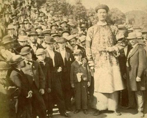 世钗,身高超姚明,娶英国妻子,后代现状如何