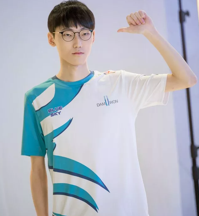 继圣枪哥之后,nuguri也掏出上单滑板鞋,6分钟0-3