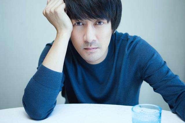 不少网友还推测是根据媒体爆料说他的爱人是个圈外的素人名叫谢嘉颖