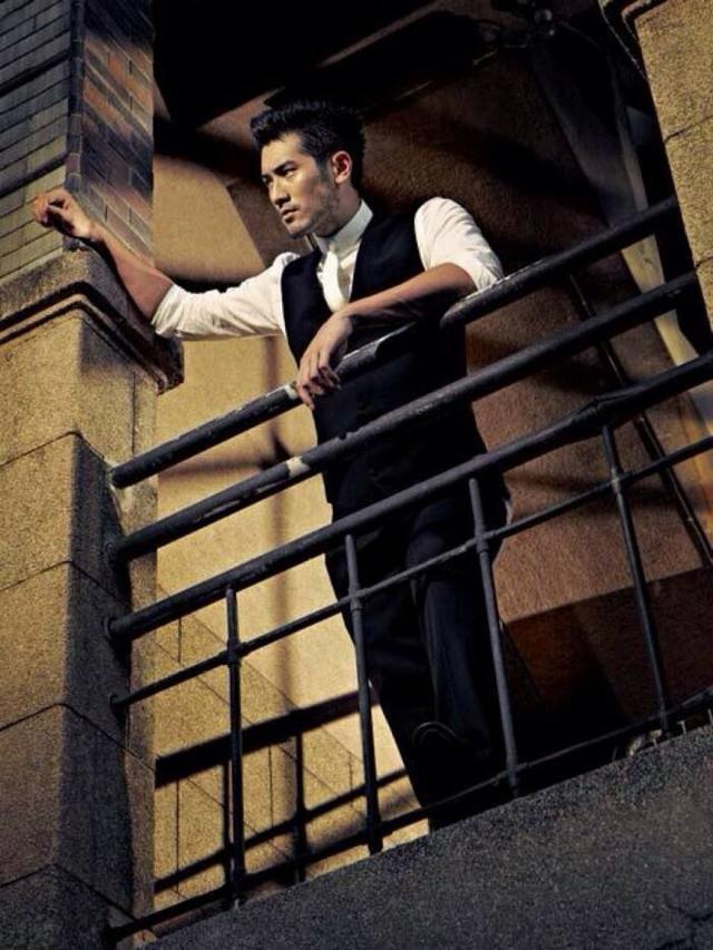 以翔!你尽管在星河里徜徉,我随意在静澜的夜里泪湿衣裳