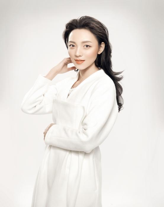 陶慧一身保暖装走机场,气场优雅大气,但露脚腕的造型让人没看懂