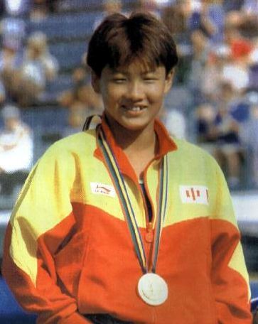 伏明霞罕见露面,现身郑秀文闺蜜聚会,脸色红润身体富态